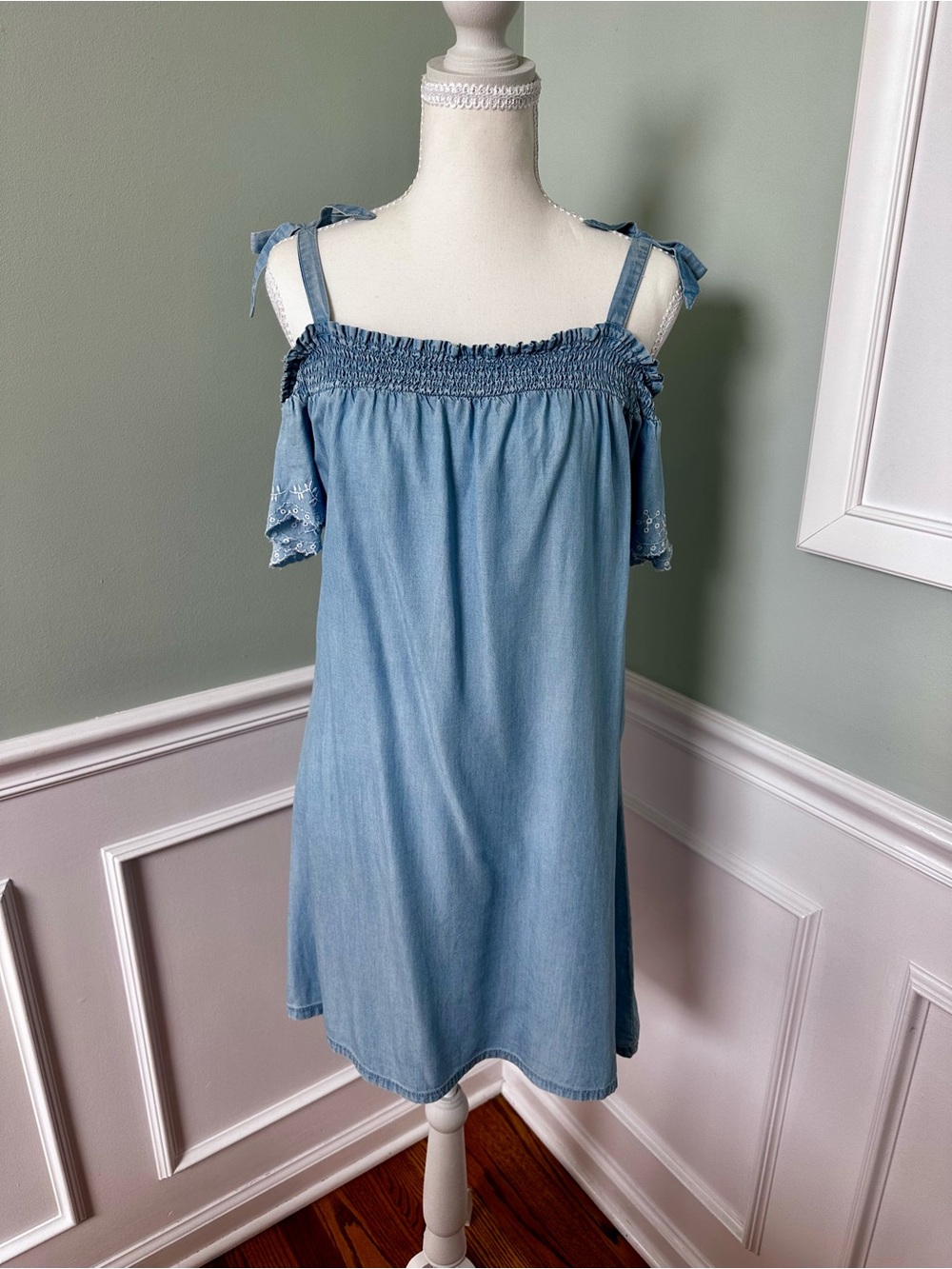 Candie’s Light Blue Chambray Denim Dress Embroidery Scalloped Sleeves Size S NWT
